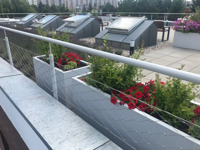 Vonkajší hrantíky lemujúce plot záhrady