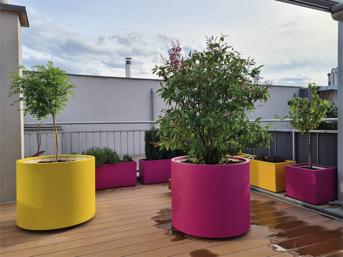 TERASA S FAREBNÝMI KVETINÁČMI