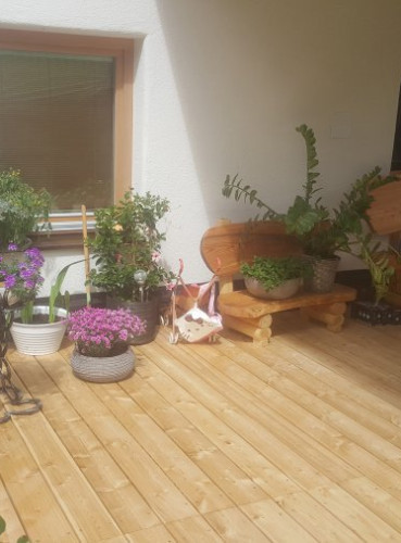 Okrúhly kvetináč vo farbe slonovej kosti